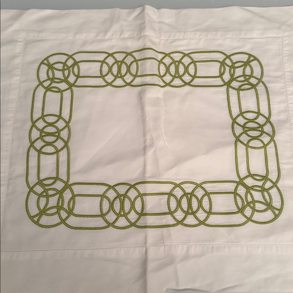 SALE‼️White and Green Embroidered Table Linen - Picture 2 of 4